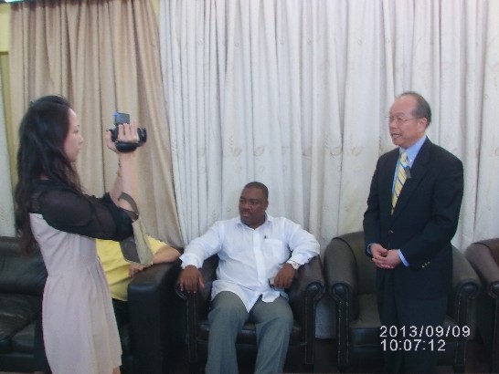 陳大使經銓及夫人於9月9日上午搭機抵達史國Matsapha國際機場，宏觀電視特派記者訪問陳大使