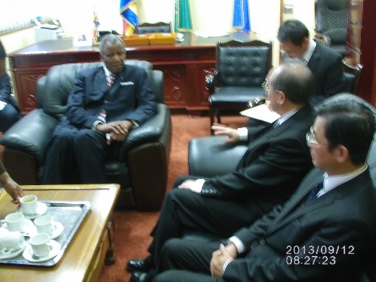陳大使經銓於9月12日上午向史國外交部長法庫澤(Mtiti Fakudze)呈遞到任國書副本後交談