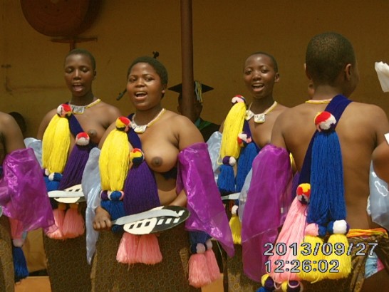 Ntfonjeni National High School向陳大使獻上史國傳統少女舞