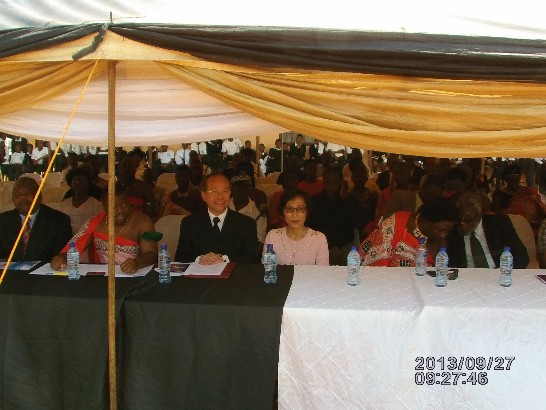 Ntfonjeni National High School頒獎典禮，陳大使經銓及夫人坐在貴賓席上