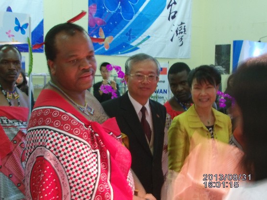 史王於8月31日前往商展臺灣館參觀，蔡大使明耀及夫人陪同並從旁導覽說明。