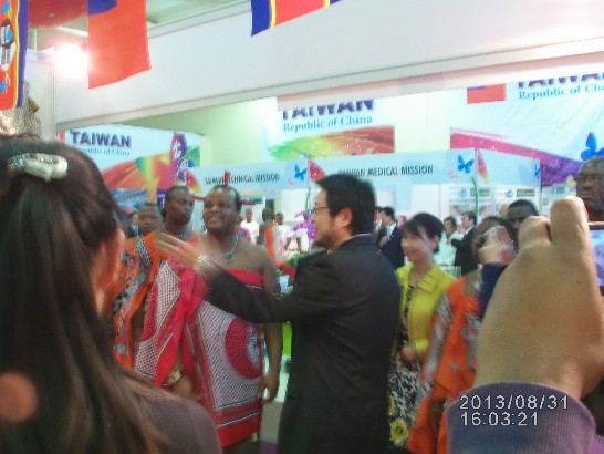 史王於8月31日前往商展臺灣館手工藝品攤位參觀，蔡大使明耀及夫人陪同並從旁導覽說明。