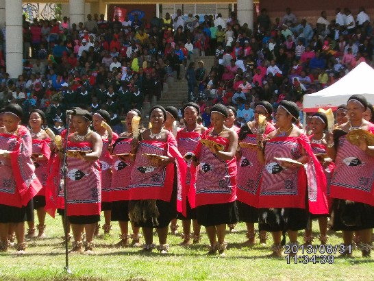 8月31日史國首都Mavuso國際展覽館商展開幕典禮，史王與蔡大使欣賞傳統婦女舞