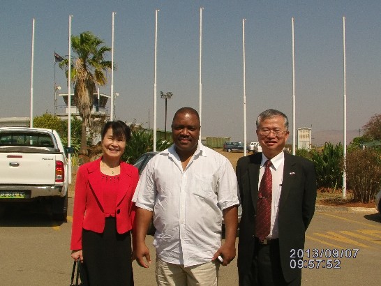 蔡大使明耀及夫人林玲玉女士於9月7日上午11時搭機離史，史瓦濟蘭外交部禮賓司長Msibi Dlamini特前來機場送行。