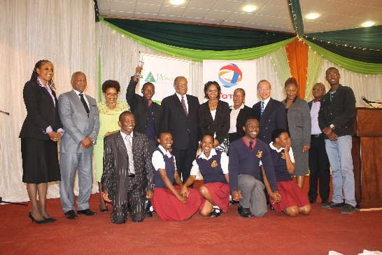 陳大使經銓應邀於10月17日參加JA Swaziland舉辦的Annual National  EXPO 2014活動，與會所有貴賓與冠軍團隊合照。