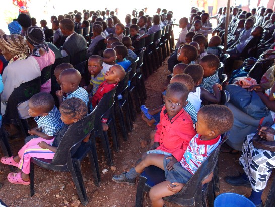 駐史醫療團主辦Shiselweni地區Mandulo小學鄉間義診，會場上當地年幼患者