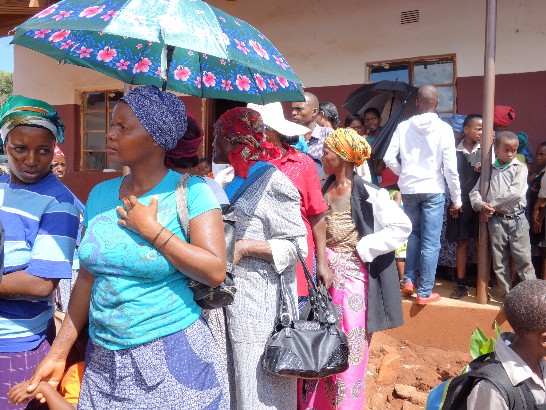 駐史醫療團主辦Shiselweni地區Mandulo小學鄉間義診，當地居民排隊看診