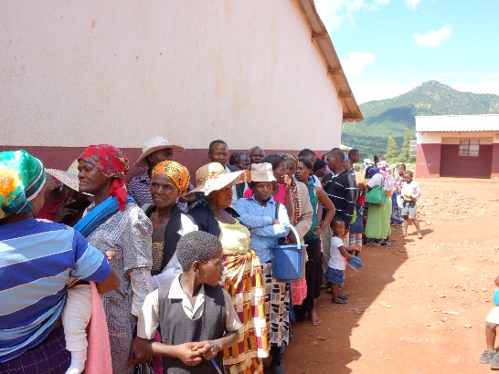 駐史醫療團主辦Shiselweni地區Mandulo小學鄉間義診，當地居民大排長龍看診