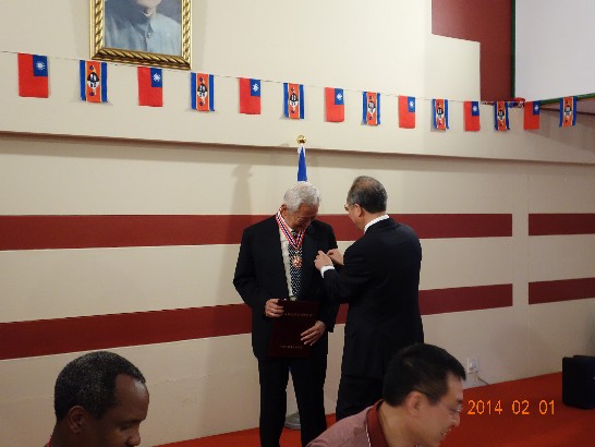 陳大使為侯僑務顧問志賢別上僑務委員會三等華光專業獎章之副章