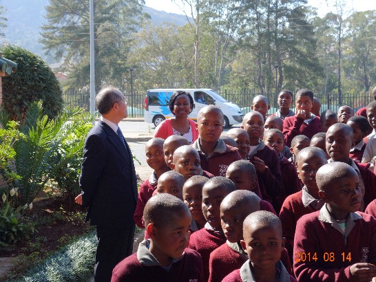 陳大使在大使館外迎接史瓦濟蘭New Warm Primary School 67位參訪學生