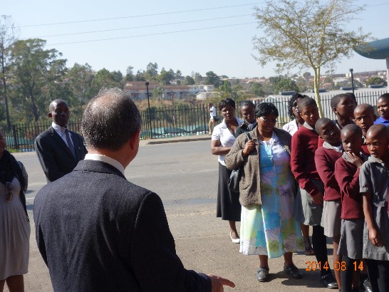 陳大使在大使館外迎接史瓦濟蘭New Warm Primary School參訪17位老師及家長