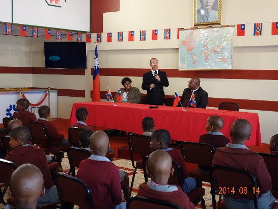 陳大使對New Warm Primary School學生提問並說明史國與台灣的地理位置