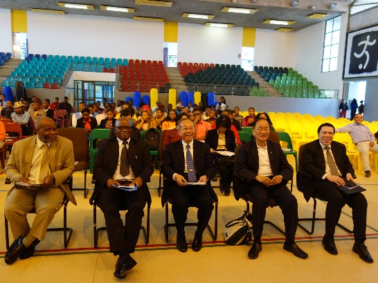 青年大使團於史瓦濟蘭大學演出，史大副校長(左2)、陳大使(中)、青年大使領隊(右2)、史大總務長(左1)、史大教務長(右1)合影
