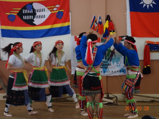 青年大使表演原住民舞