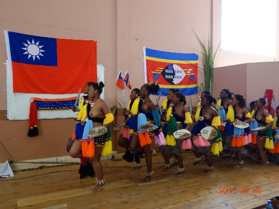 青年大使團前往史瓦濟蘭科技學院表演，史國學生展現傳統少女舞