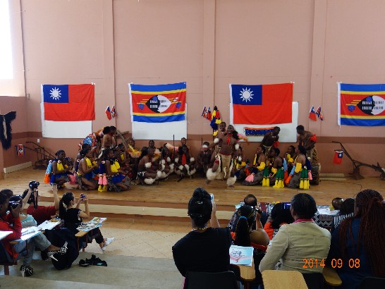 青年大使團前往史瓦濟蘭科技學院表演，史國學生展現傳統勇士舞