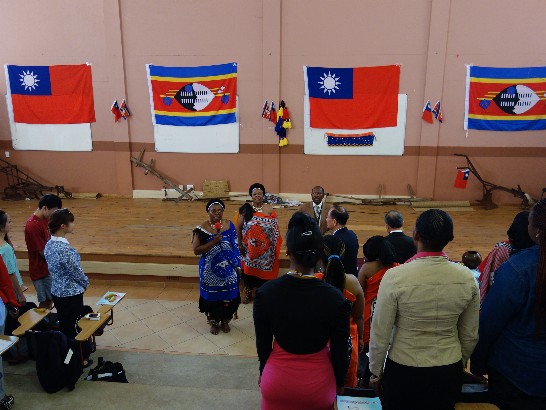 青年大使團在史瓦濟蘭科技學院表演結束後，高唱史國國歌