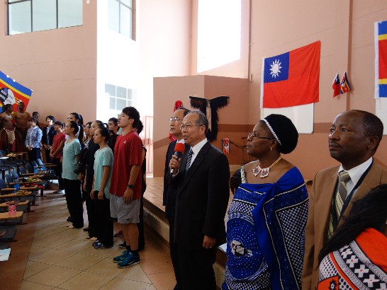 青年大使團在史瓦濟蘭科技學院表演結束後，陳大使經銓領唱中華民國國歌