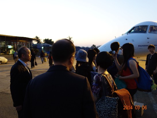 陳大使經銓在機場迎接2014年青年大使亞非團一行