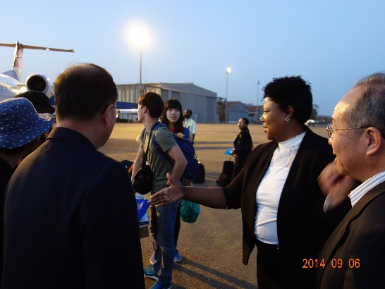 陳大使經銓在機場迎接2014年青年大使亞非團一行時巧遇史國衛生部長Sibongile Simelane搭乘同一班機抵達