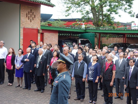 史瓦濟蘭各界慶祝中華民國104年開國紀念日升旗典禮向上升國旗致敬