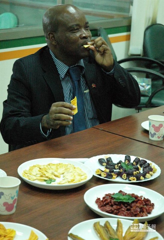 芒果乾、鳳梨乾真好吃 史瓦濟蘭農業部長說讚