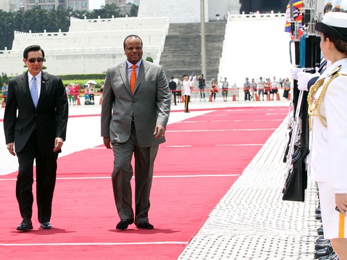 馬英九總統(前排左)19日在台北中正紀念堂以軍禮歡迎第15次來台訪問的史瓦濟蘭國王恩史瓦帝三世(前排右)