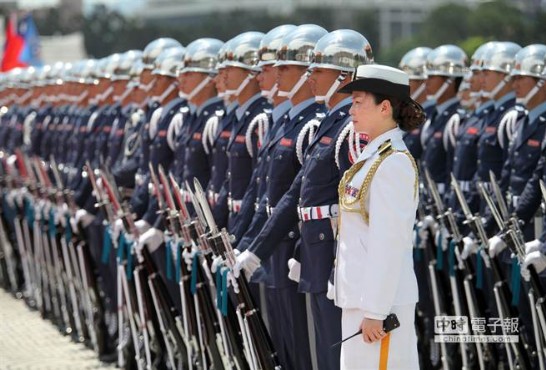 在台北中正紀念堂以軍禮歡迎第15次來台訪問的史瓦濟蘭國王恩史瓦帝三世，三軍儀隊就位