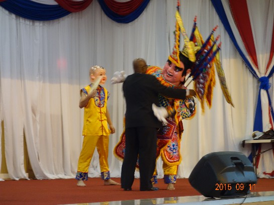 青年大使歐洲及非洲二團於史瓦濟蘭大學演出，史大校長與三太子共舞