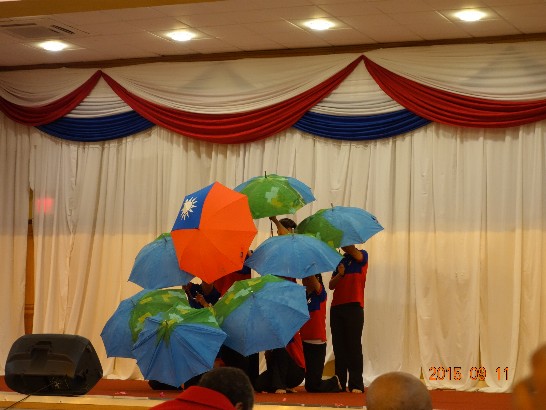青年大使在史瓦濟蘭大學表演國旗傘舞
