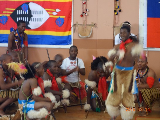 史瓦濟蘭科技學院學生表演史國傳統勇士舞