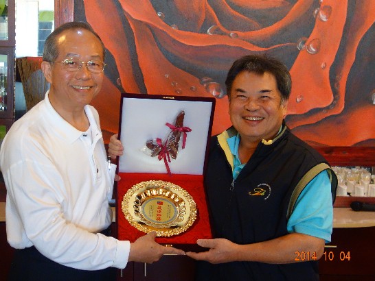 陳大使頒給最遠距獎：廖副團長學聰