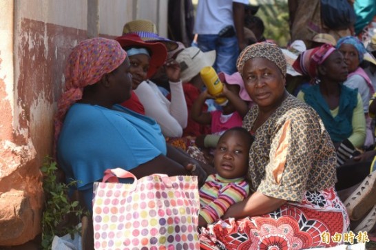 我國醫療團昨天（19日）到偏鄉義診，吸引近3千名民眾前來。（記者吳亮儀攝）