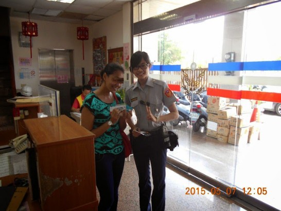 高雄文自派出所警員張伊婷助史瓦濟蘭交換學生尋回遺失證件