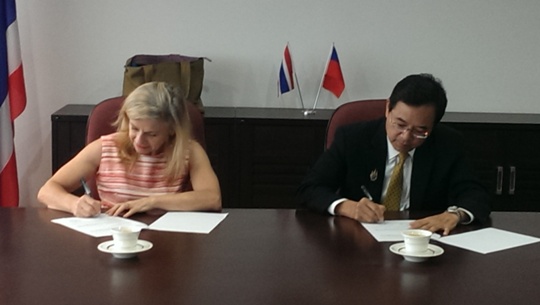 Amb. Henry M.J. Chen and Mrs. Sally Thompson, Executive Director of The Border Consortium (TBC) are signing the partnership agreements.