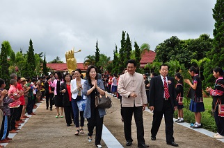 婦聯會泰國分會主任委員張之玲(左)受到義民文史館主任委員李泰增 (中)、美斯樂興華中學董事長尚板雲(右)及興華中學師生熱烈歡迎。
