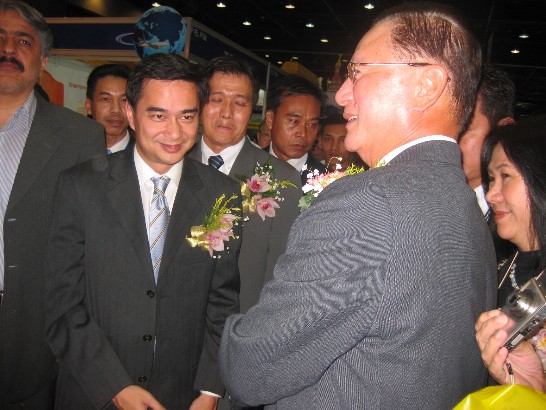 H.E. Prime Minister Abhisit Vejjajiva , accompanied by Representative Wu, toured Taiwan Pavilion in Thailand International Travel Fair on Feb. 26, 2009