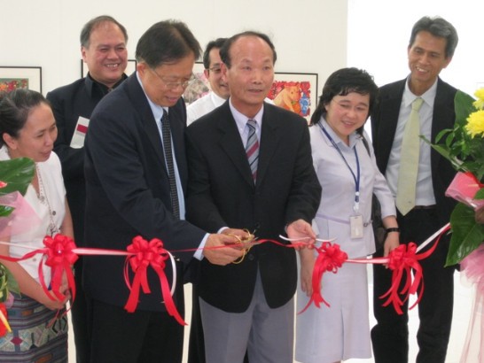 Information Division Director Tzou Yuan-shiaw attending the opening ceremony of the exhibition titled “Images of Taiwan：Prosperity, Harmony and Innovation” at the Nakhon Pathom campus of Silpakorn. The ceremony was presided over by the university’s president Dr. Uthai Dulyakasem on August 11, 2009. 