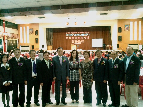 陳代表夫婦10月16日晚間出席泰國中華會館在潮州會館舉行的「泰華青年聯歡晚會」，與近400名華裔青年、家長等共同欣賞參加本年僑務委員會觀摩團、語言研習班學員的學習成果。