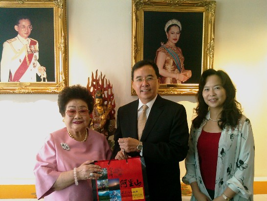 本處陳代表夫婦於10月15日上午拜會泰華重要僑領林施紅霞僑務諮詢委員，感謝林氏家族長年以來對於本處的協助以及對中華民國政府的支持。