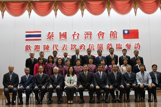 駐泰國代表處陳代表夫婦10月5日上午由僑務組蔡亢生組長及張文華秘書陪同前往泰國台灣會館拜會，受到馬勝德主席、王文山監事長及主席團成員40餘人熱烈歡迎及午宴招待。