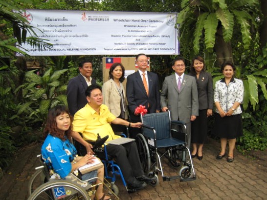本處烏元彥代表2010年2月8日將台灣伊甸社福利基金會所捐贈50部輪椅贈予泰國社會發展暨人類安全部部長伊沙拉(Issara Somchai)轉交國際身心障礙者-亞太區分會(DPI-AP)主任莎華樂(Ms. Saowalak Thongkuay).