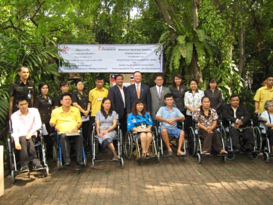 烏代表與伊沙拉部長及接受贈與輪椅泰國殘障者代表合影