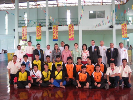 中華民國政府捐贈10萬美元建成的泰國視障青年體育中心,2010年2月12日舉行落成啟用儀式,駐泰代表處祕書組許芬娟組長代表本處參加與貴賓合影.