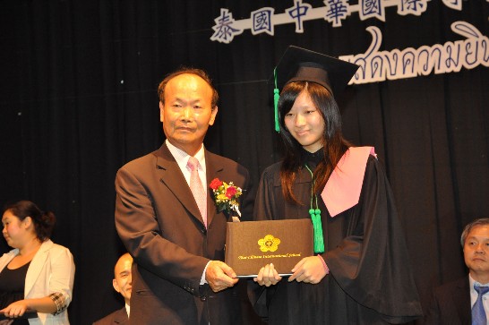 05/31/2010新聞組鄒組長元孝應邀參加泰國中華國際學校畢業典禮向50位高中畢業生致詞並頒發畢業證書