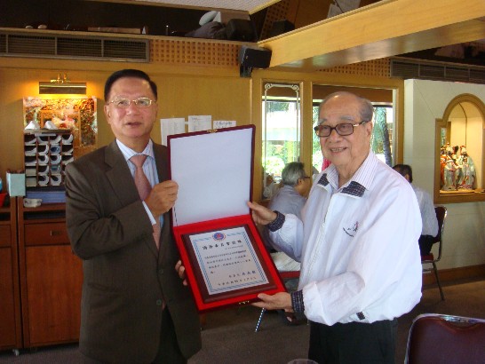 烏代表於7月7日中午假曼谷湄南酒店邀約泰國資深傳統僑社領袖，現任明泰集團有限公司李董事長景河老先生餐敘。烏代表對李董事長創業有成，熱心公益，回饋僑社的事蹟，表達敬佩之意，並代表僑務委員會吳委員長頒發李董事長銀質獎牌一面，感謝他在去年台灣發生八八水災時慨捐泰幣50萬銖的善行義舉。