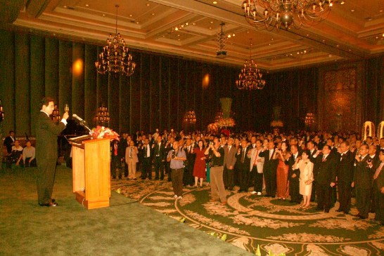 本處陳代表銘政與所有與會貴賓共同舉杯慶祝中華民國建國百年國慶