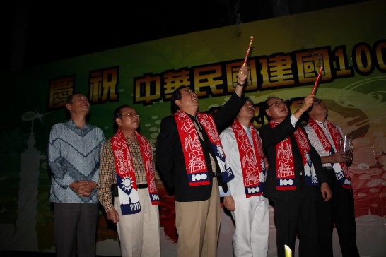 陳代表銘政與泰國新聯誼會成員共同燃放煙火