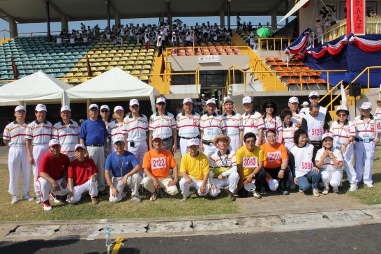 泰國台灣會館每2年舉辦一次鄉親運動大會凝聚感情，今年欣逢中華民國建國100週年，特別擴大於元月9日上午9時，假曼谷泰國警察俱樂部運動場隆重舉辦慶祝「中華民國建國一百週年旅泰鄉親運動大會」。僑務委員會許副委員長振榮專程蒞泰參加，與本處陳代表銘政等聯合主持開幕儀式，本處各組室主管同仁亦到場與千餘名鄉親一同歡祝中華民國百歲生日，為各隊加油打氣，增添熱鬧氣氛。