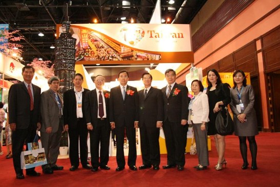 Representative Henry M.J. Chen paid visit to Thai International Travel Fair 2011 at Queen Sirikit National Convention Center.